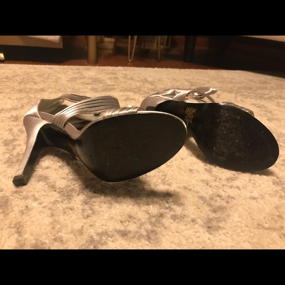 Silver Jacqueline Ferrar heels with detachable bow - Picture 4 of 7